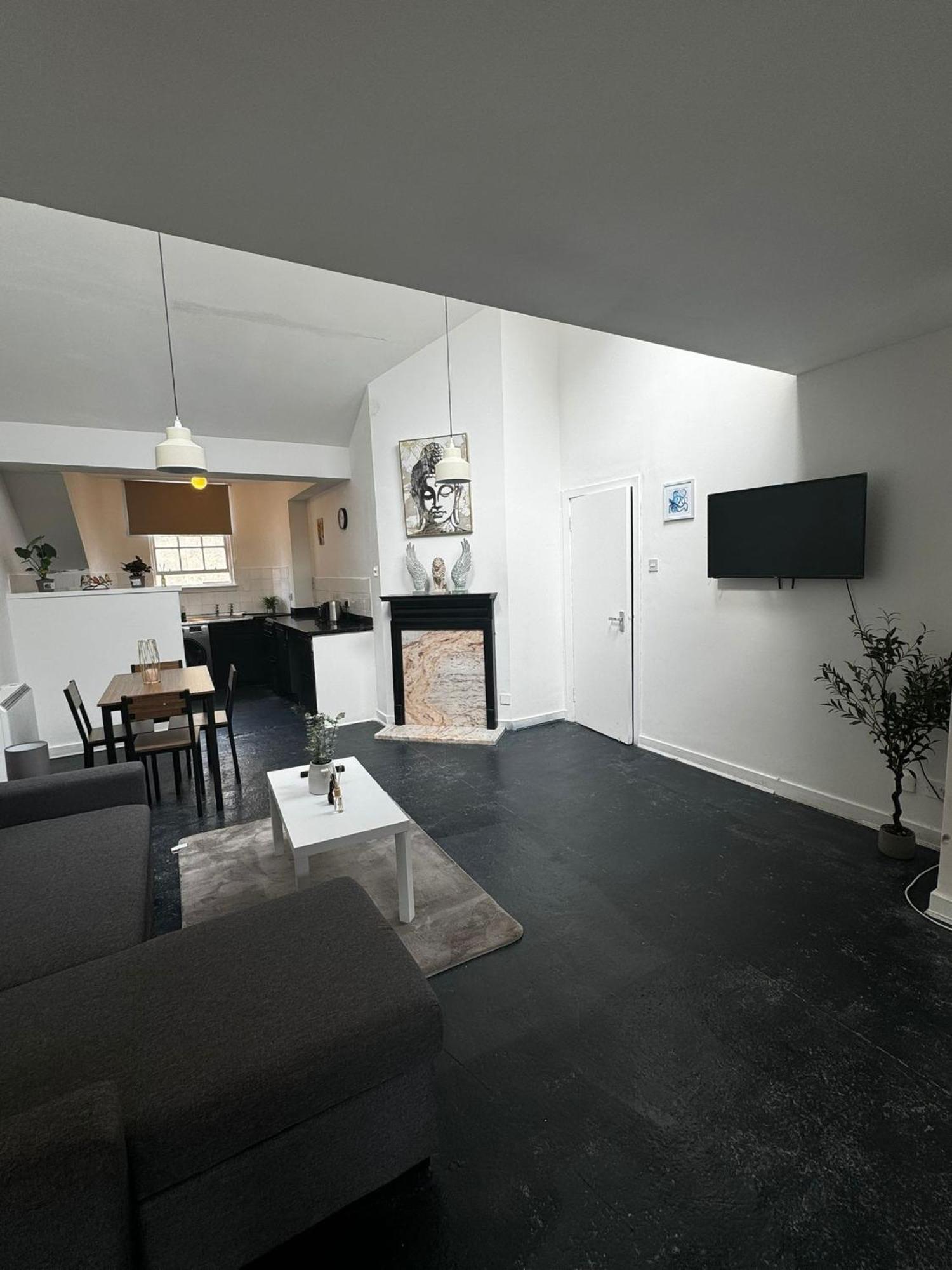 Apartment Victoria Street View Flat In Eb10 *